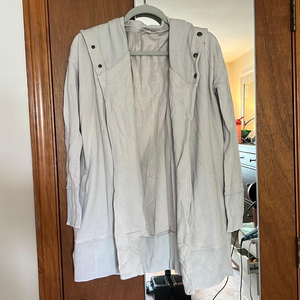 Free people sweatshirt cardigan. Light grey. Size XS. Great condition.